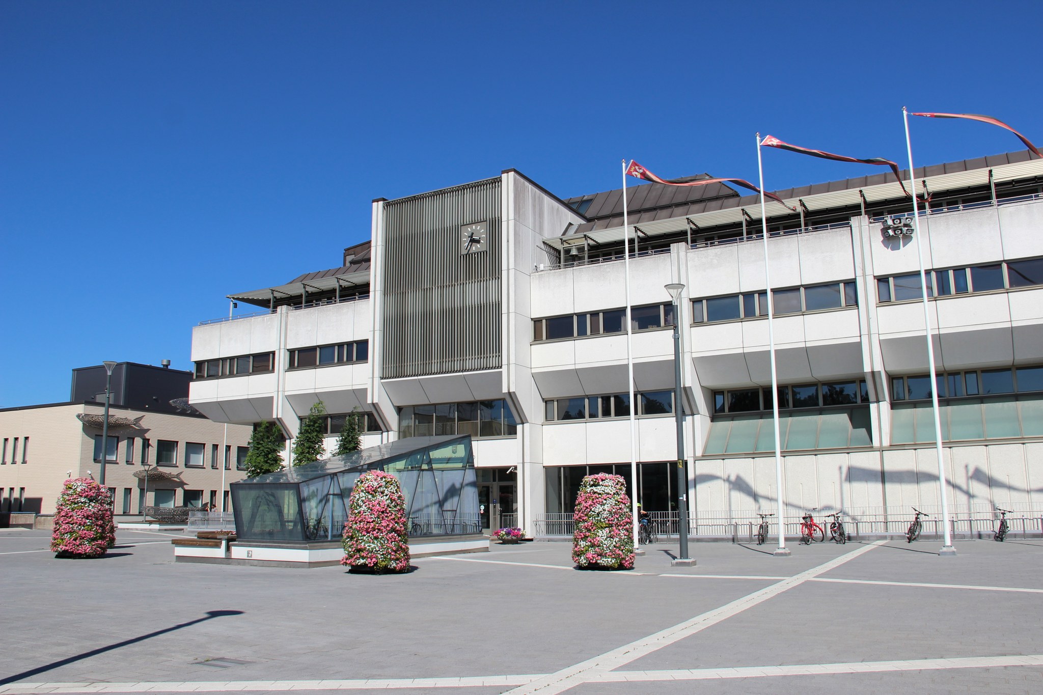 Lappeenrannan kaupungintalon julkisivu, edustalla kukkaistutuksia.